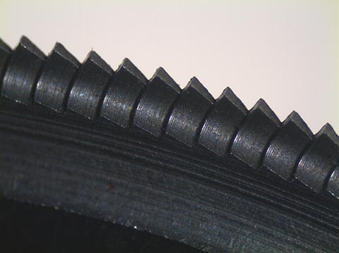 Fräser mit feinzahnigem Profil zum Wälzen von Zahnrädern, größere Nahaufnahme.