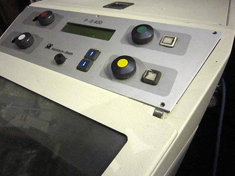 Пескоструйный аппарат с 4-мя бочками  Harnisch+Rieth P-G 400. Ручки регулирования подачи количества абразивного материала.