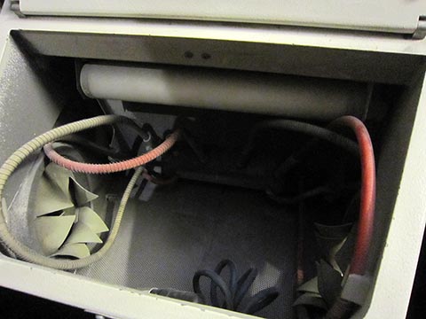 Пескоструйный аппарат с 4-мя бочками  Harnisch+Rieth P-G 400. Внутренний вид камеры для пескоструиния.