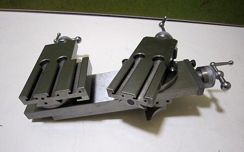 Kreuzschlitten für Schaublin 70 Drehmaschine mit zwei Querwagen. Doppelwagen. Seitenansicht.