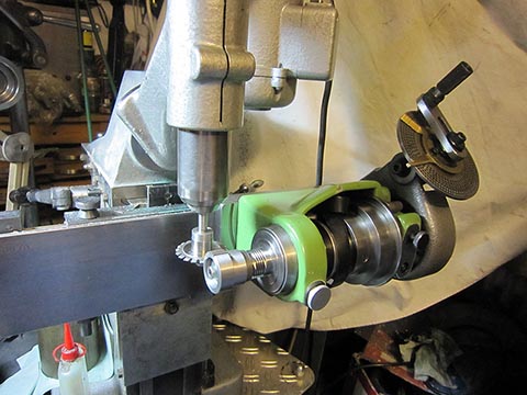 Gewindeschneidapparat Schaublin 70, Schneiden der Zähne am Antriebszahnrad.