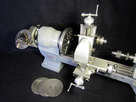 Drehmaschine Schaublin 70, vertikaler Support, Teilapparat mit vier Scheiben, Planscheibe Ø 138 mm.