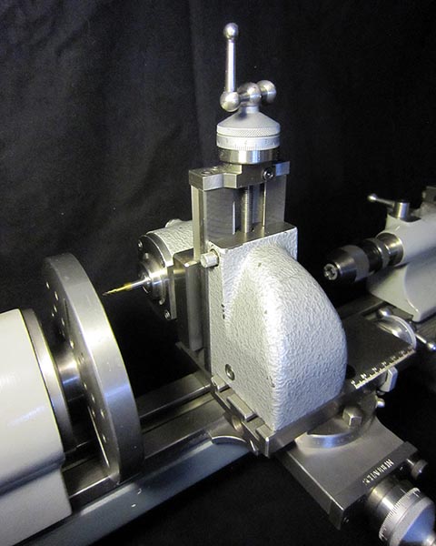 Drehmaschine Schaublin 70, vertikaler Support, Planscheibe auf der Spindel montiert.