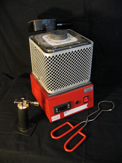 Электрическая печь муфельная (керамическая) для плавки и закалки с температурным датчиком. Специальные щипцы для тигеля.