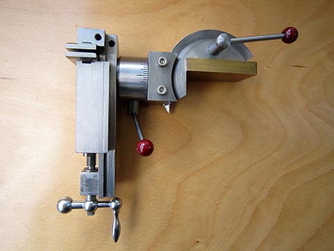 Precision parallel toolmaker's vise with custom mounting design. Tilt adjustable within a 100° range.