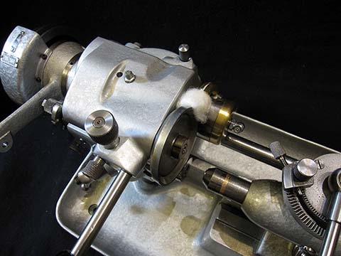 Steinel SR 2 Walzmaschine für Zapfen. Ansicht der Spindel mit Scheibe.