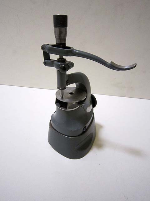 Незаконченное универсальное приспособление к прессовальному прибору потанс от BOLEY для снятия двойной рольки.