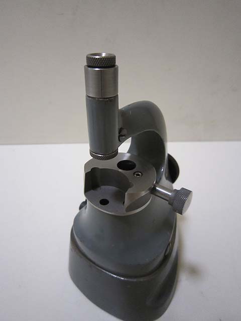 Незаконченное универсальное приспособление к прессовальному прибору потанс от BOLEY для снятия двойной рольки. Устройство вставлено в потанс от BOLEY.