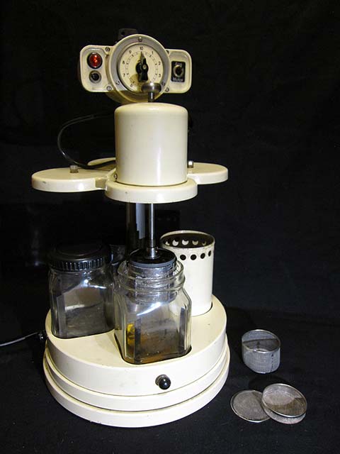 Anlage zur mechanisierten chemischen Reinigung von Uhrenteilen Elma. Gesamtansicht.